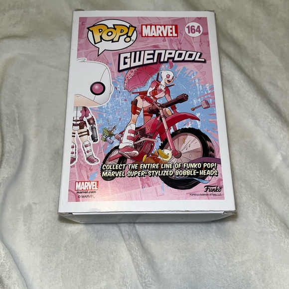 Gwenpool Deadpool’s friend toy  R us exclusive - Picture 2 of 3